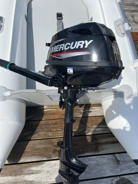 Quicksilver gummibåd med 3,5hk Mercury påhængsmotor.  DEMO-model med nygaranti. 
